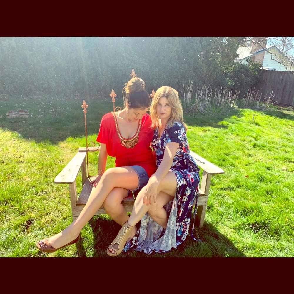 Meet your Poshers, Joanna and Brie ❤️